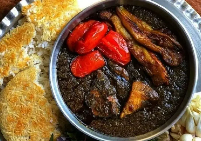 طرز تهیه قرمه مرغ در کمترین زمان/ غذای لذیذ و جذاب مخصوص دورهمی‌های دوستانه