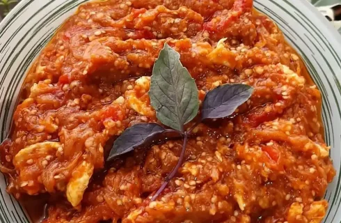 طرز تهیه میرزا قاسمی اصیل گیلانی با بادمجان کبابی و طعمی دودی