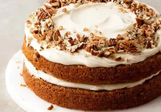 طرز تهیه کیک شیرخشک با بافت خیس و خامه‌ای