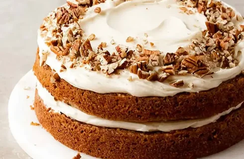 طرز تهیه کیک شیرخشک با بافت خیس و خامه‌ای