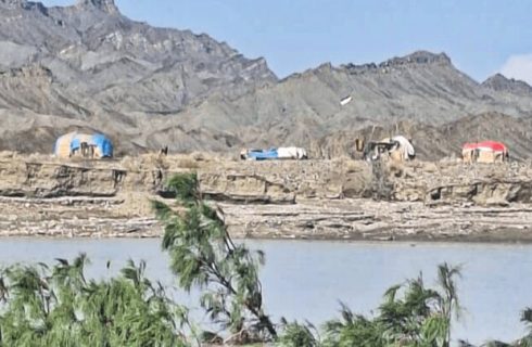 عشایر ذرتی جاسک همچنان گرفتار در سیل عشایر ذرتی جاسک همچنان گرفتار در سیل