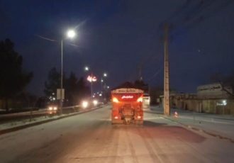 عملیات نمک‌پاشی در محورهای کوهستانی استان سمنان پس از بارش برف