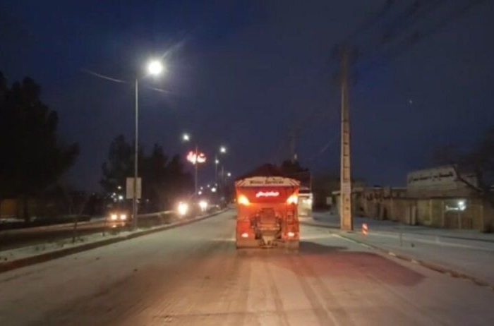 عملیات نمک‌پاشی در محورهای کوهستانی استان سمنان پس از بارش برف