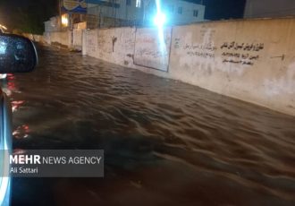 قایق سواری جوانان در معابر بندر کنگ