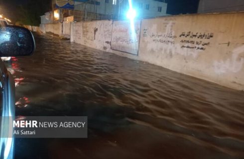 قایق سواری جوانان در معابر بندر کنگ