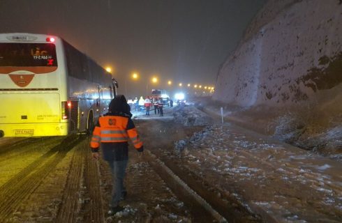 میقانی: بارش برف در محورهای خراسان شمالی ادامه دارد