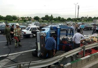 واژگونی خودرو حامل میوه در اصفهان به دلیل لغزندگی جاده