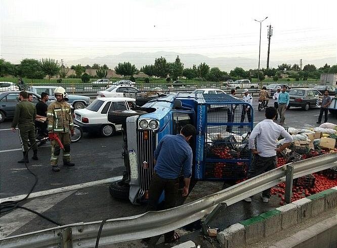 واژگونی خودرو حامل میوه در اصفهان به دلیل لغزندگی جاده