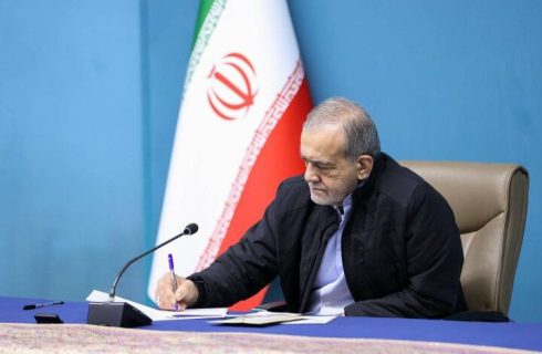 پیام تسلیت پزشکیان در پی درگذشت مادر ۳ شهید