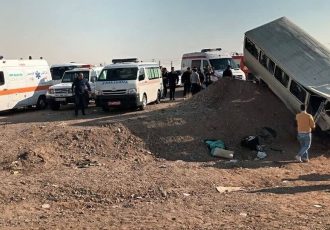 ۱۲ مصدوم در حادثه سقوط مینی‌بوس دانش‌آموزان از بالای پل