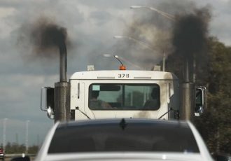 ۹۸ وسیله نقلیه متخلف دودزا و فاقد معاینه فنی در کاشان اعمال قانون شد