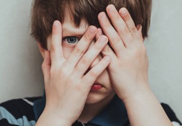 اخبار ناگوار با روان کودک چه می‌کند؟