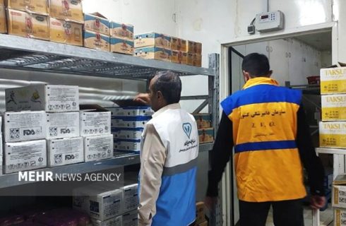 جمع‌آوری بیش از ۴۶۰ کیلوگرم مرغ تاریخ‌گذشته از مراکز پخش زاهدان