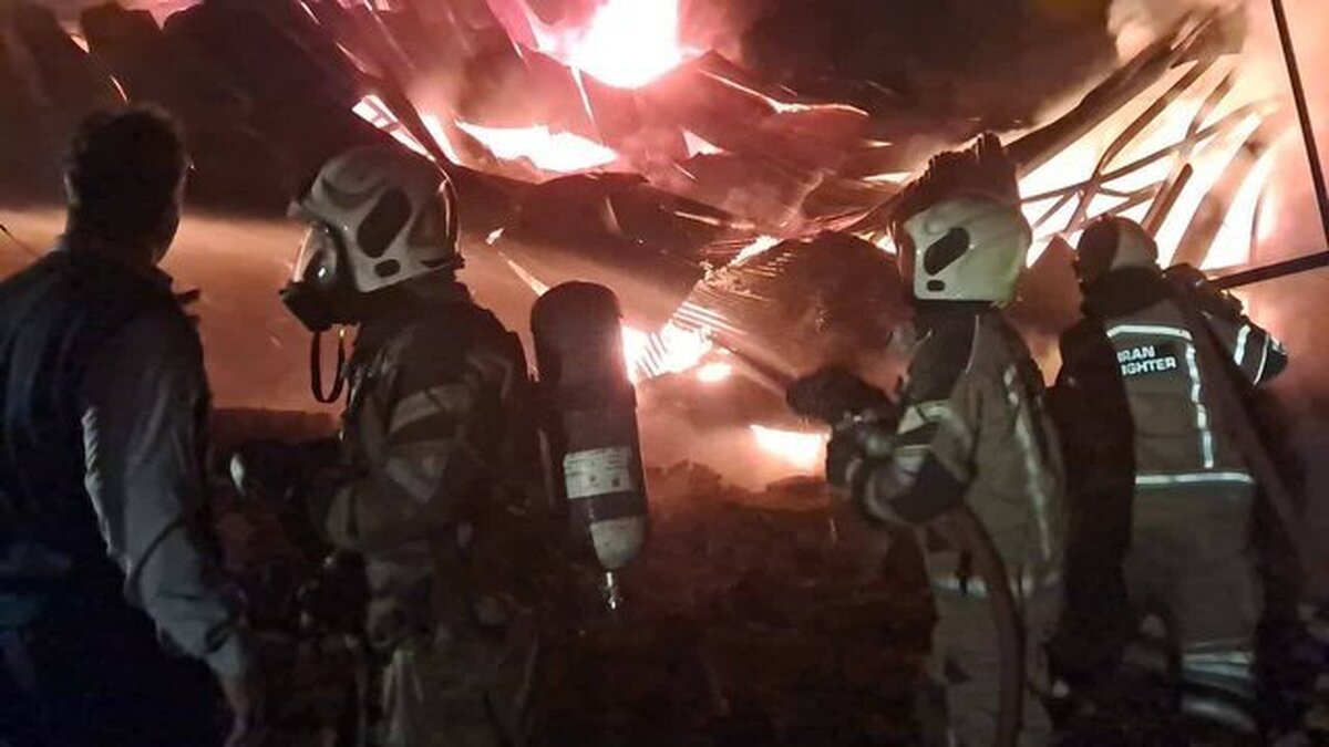 حریق گسترده یک کارگاه مبلسازی در جاده ساوه حریق گسترده یک کارگاه مبلسازی در جاده ساوه
