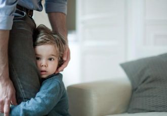 در شرایط بحرانی این گونه به کودکان احساس امنیت بدهید و از سلامت روان شان محافظت کنید