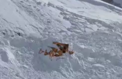 عزیزی: تماس با ۵ مرزنشین گرفتار در برف در مرز ایران و عراق برقرار شد