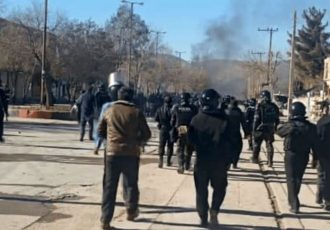 فارس: ۳ کشته در ناآرامیهای امروز ملکشاهی/ اغتشاشگران مسلح قصد ورود یه یکی از مراکز انتظامی را داشتند فارس: ۳ کشته در ناآرامیهای امروز ملکشاهی/ اغتشاشگران مسلح قصد ورود یه یکی از مراکز انتظامی را داشتند