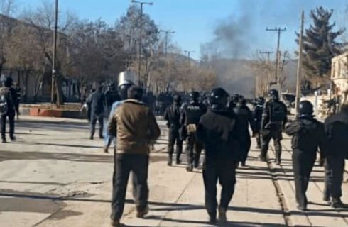 فارس: ۳ کشته در ناآرامیهای امروز ملکشاهی/ اغتشاشگران مسلح قصد ورود یه یکی از مراکز انتظامی را داشتند فارس: ۳ کشته در ناآرامیهای امروز ملکشاهی/ اغتشاشگران مسلح قصد ورود یه یکی از مراکز انتظامی را داشتند