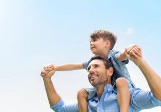 قرار نیست برای فرزندت ابرقهرمان باشی؛ یک والد واقعی کافی است!