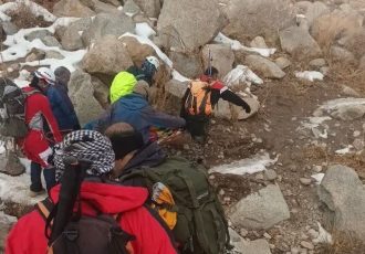 نجات کوهنورد مصدوم در برفخانه طزرجان نجات کوهنورد مصدوم در برفخانه طزرجان