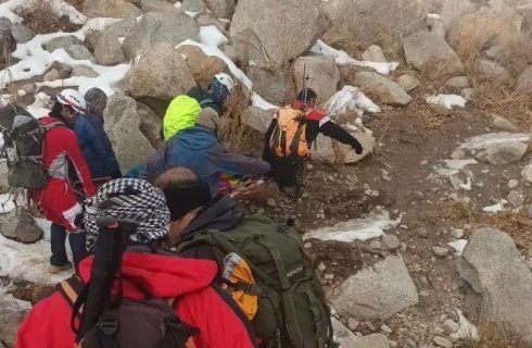 نجات کوهنورد مصدوم در برفخانه طزرجان نجات کوهنورد مصدوم در برفخانه طزرجان