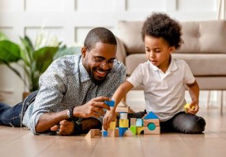 هشدار یک روان‌شناس: والدین پرتوقع و ایده‌آل‌گرا کودکانی پرورش می‌دهند که هرگز از خود راضی نیستند