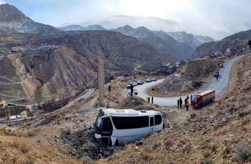 واژگونی یک دستگاه اتوبوس در جاده هراز/ ۶ دستگاه آمبولانس اعزام شدند