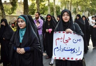 پذیرش حجاب با مدارا و ارتقاء آگاهی امکان پذیر است