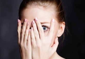 چطور به فردی که دچار پانیک اتک (ترس شدید و ناگهانی) شده کمک کنیم؟