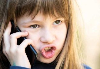 کودکم دائما فحش می‌دهد، چه کنم؟