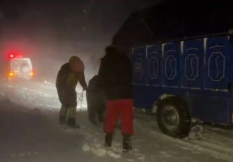 گرفتاری مسافران در برف و کولاک در محور خوی _ چالدران؛ تداوم امدادرسانی