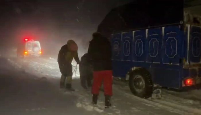 گرفتاری مسافران در برف و کولاک در محور خوی _ چالدران؛ تداوم امدادرسانی