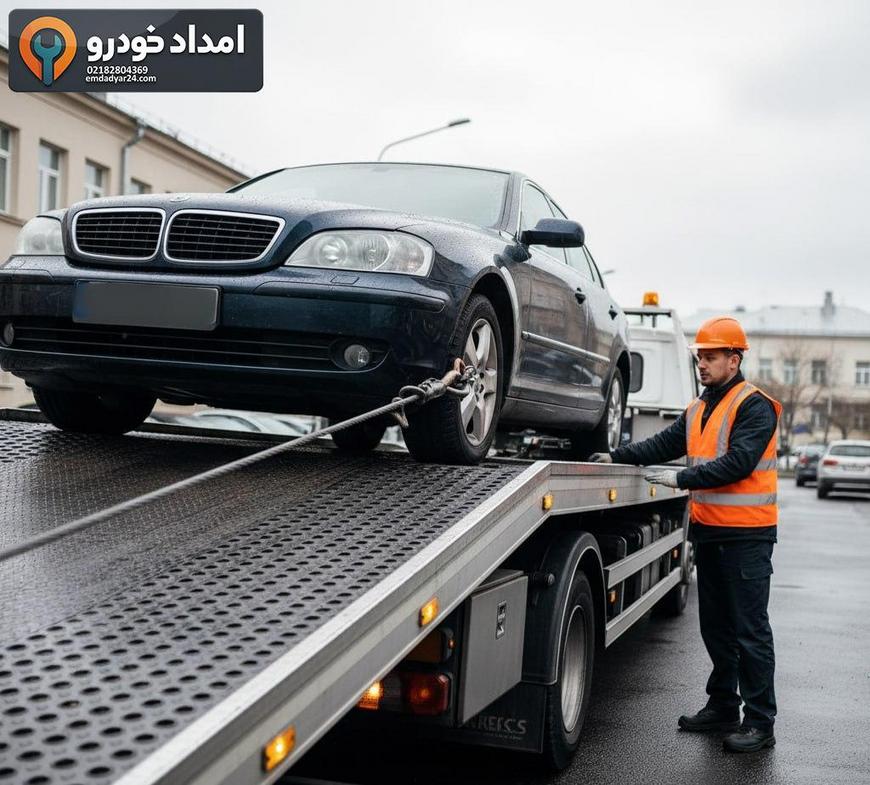 کیف سلامت و تجهیزات ضروری سفر داخل صندوق خودرو برای آمادگی در جاده