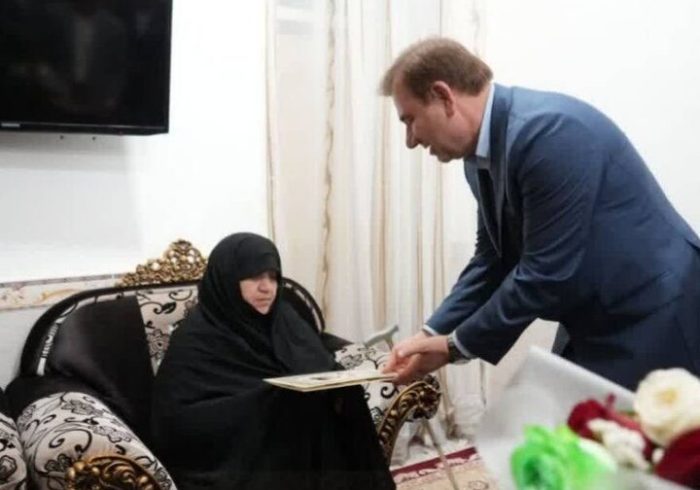 استاندار بوشهر با خانواده شهید امنیت در برازجان دیدار کرد