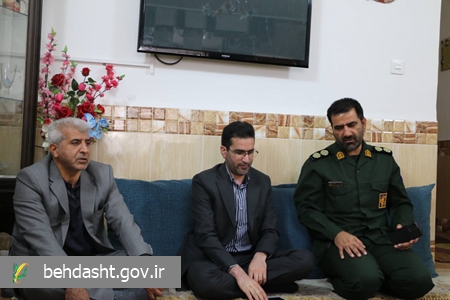 تکریم حماسه‌سازان دفاع مقدس؛ دیدار مسئولان با خانواده جانباز سرافراز علی اسدی