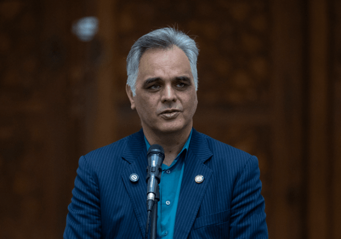 هر پرستار در عمل به جای ۳ نفر کار می کند