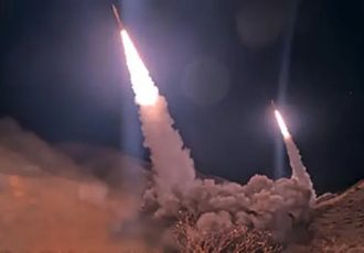 حمله موشکی و پهپادی به پایگاه‌های آمریکا و شهرک «مُدعین»