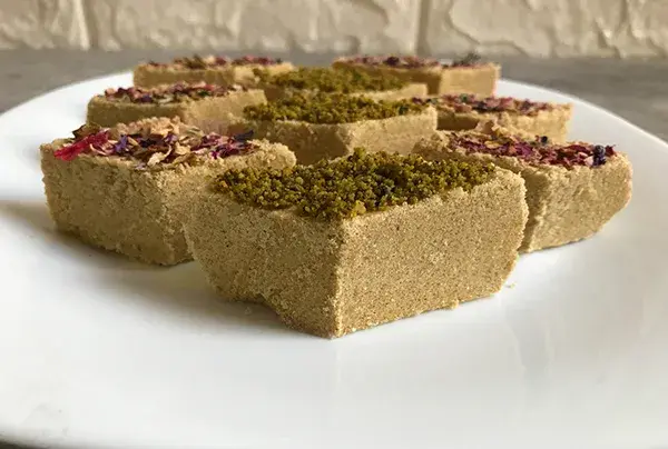 طرز تهیه حلوا زنجبیلی با بافت نرم و لطیف مخصوص سفره‌های افطاری