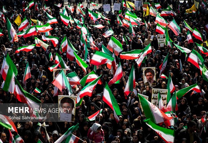 تجدید بیعت با آرمانهای انقلاب/لزوم بهره‌گیری از توانمندی‌ مدیریتی زنان