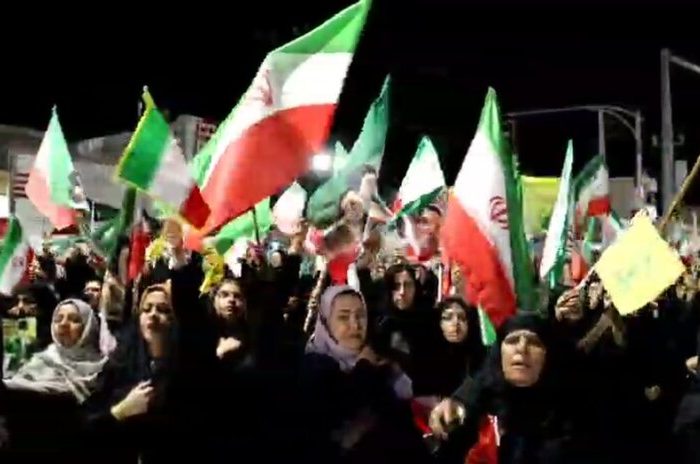 تجمع شبانه مردم در بندر دیر