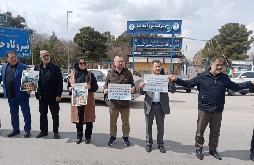 تشکیل زنجیره انسانی در مقابل نیروگاه حرارتی تبریز + تصاویر