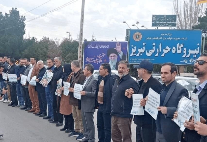 تشکیل زنجیره انسانی در مقابل نیروگاه حرارتی تبریز + تصاویر