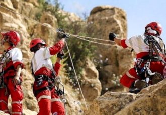 تلاش‌های تیم‌های امداد و نجات هلال احمر برای یافتن نوجوان ۱۳ ساله