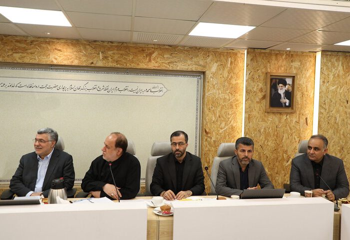 جزئیات نشست جمعی از نمایندگان با وزیر بهداشت؛ تأکید بر کنترل قیمت دارو