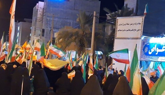 راهپیمایی شبانه مردم در گناوه