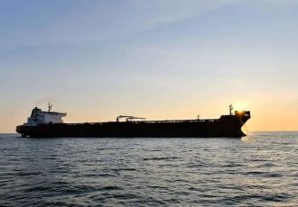 عبور ۵ کشتی مرتبط با ایران از تنگه هرمز