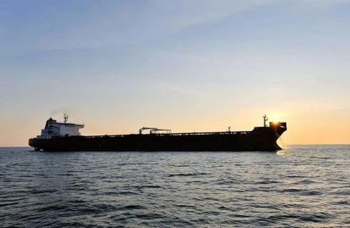 عبور ۵ کشتی مرتبط با ایران از تنگه هرمز