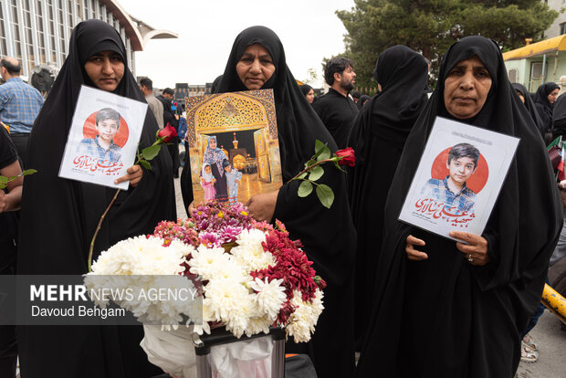 ورود جمعی از خانواده شهدای میناب به مشهدالرضا(ع)