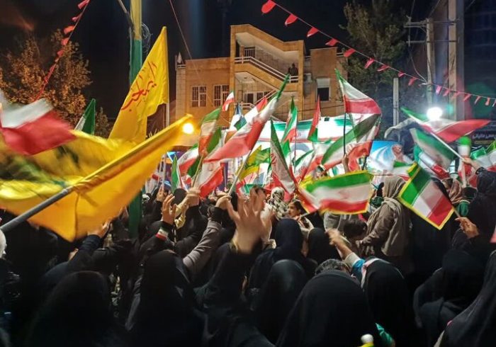 پرچم‌های برافراشته خرم‌آبادی‌ها و فریاد «استقلال، آزادی،جمهوری اسلامی»