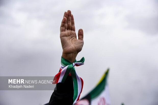 ۱۲ ساعت حماسه در خیابان کشور دوست؛ غم و اندوه ملت برای پدر